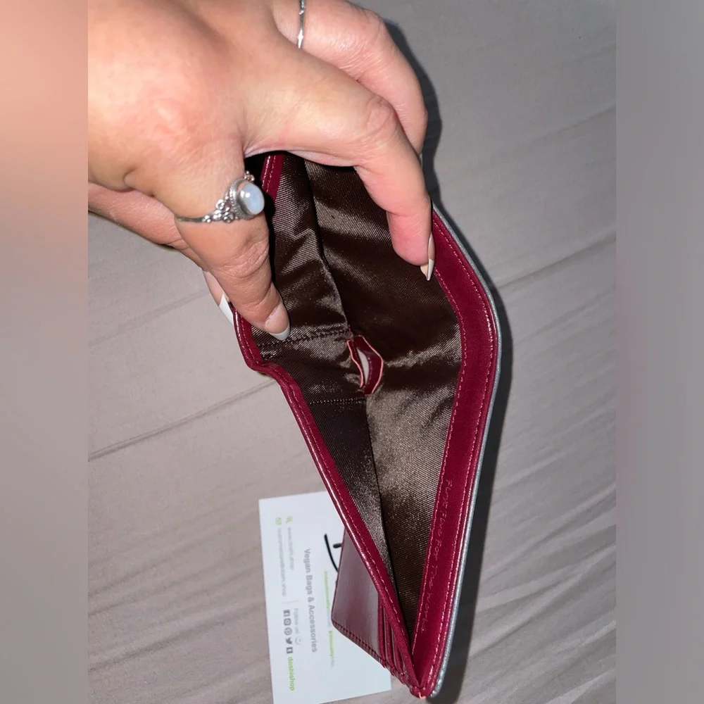 BNIB Doshi Vegan Leather Grey Gender Neutral Slim Wallet Red Interior